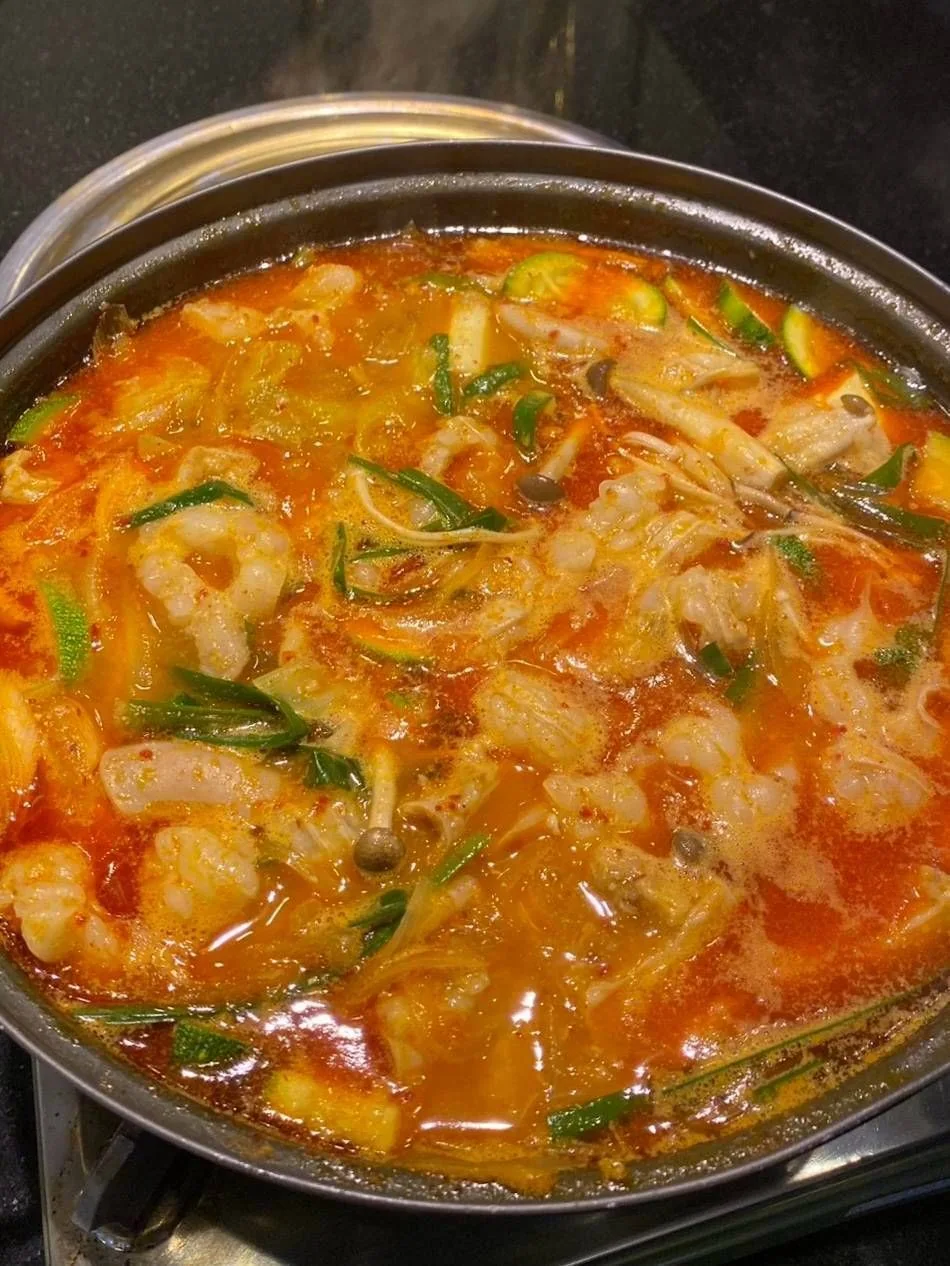 돌판집 곱창전골 — 곱창과 채소를 얼큰한 국물에 보글보글 끓여내는 대표 메뉴.
