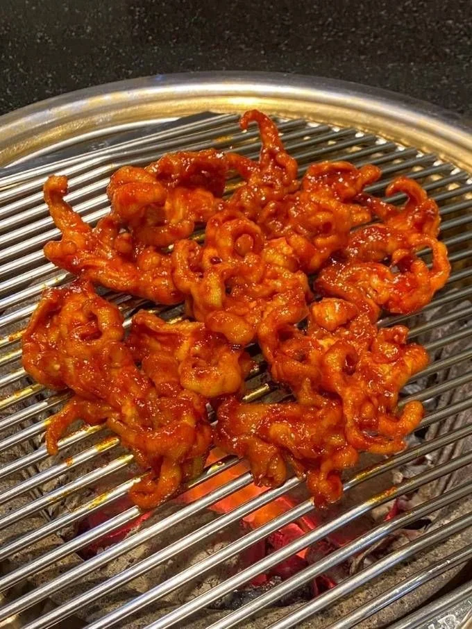 돌판집 매콤 닭발 — 불향과 매콤달콤한 양념이 어우러져 술안주로 당기는 메뉴.
