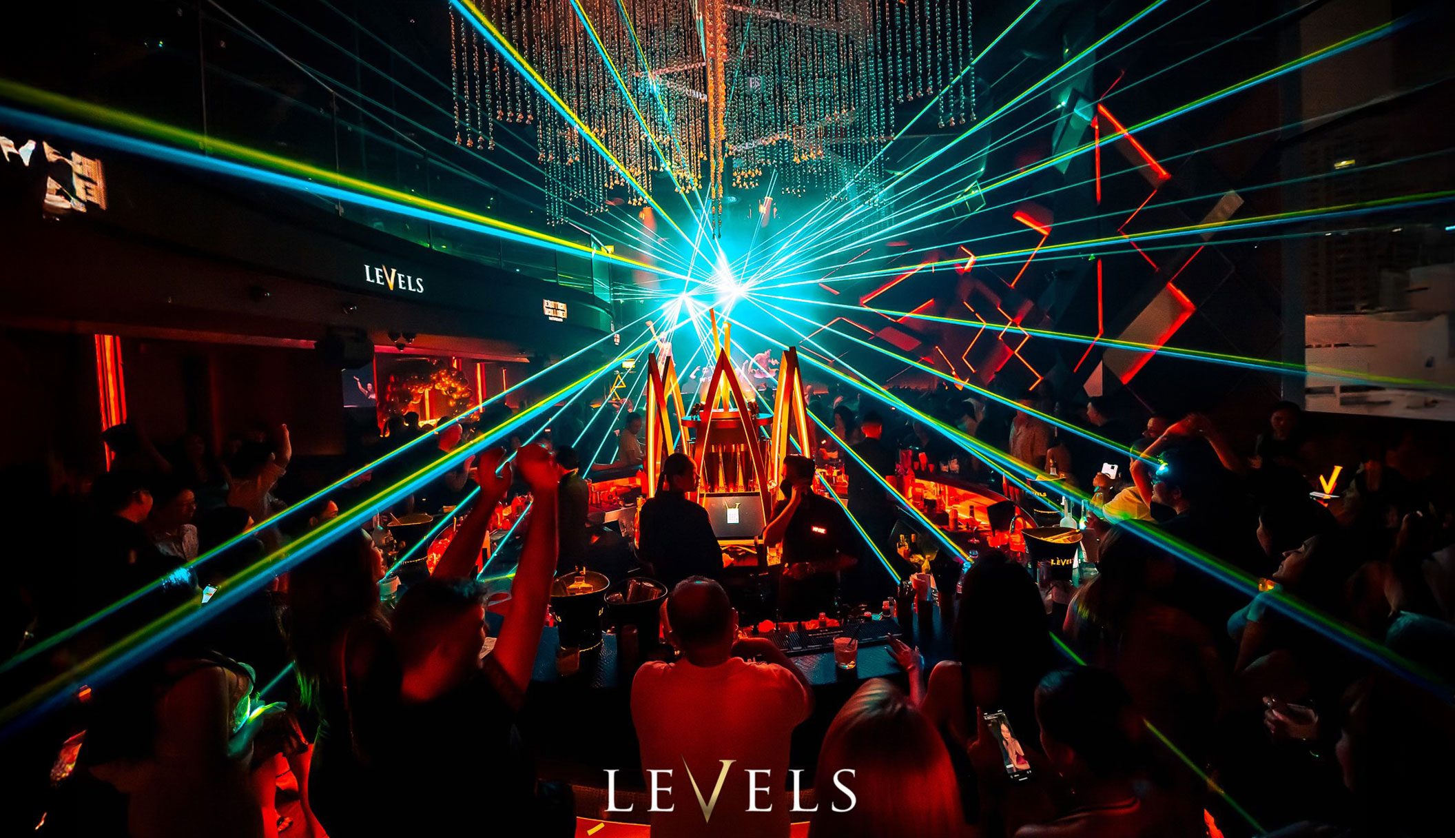 Levels Club & Lounge과 방콕의 밤 풍경 1