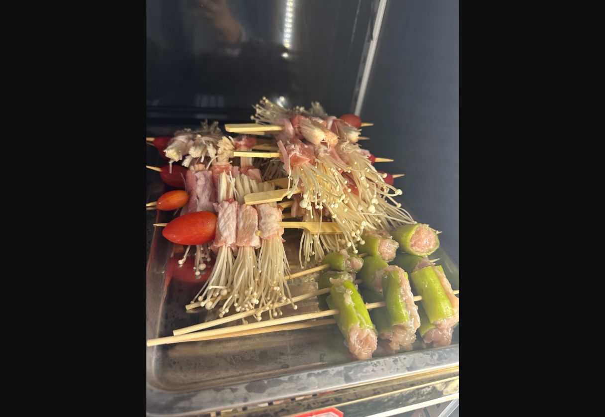หม่าล่า71 · 마라71 대형 빔스크린 공간 — 스포츠와 영상 상영이 있는 날에는 현지 응원 분위기가 더 살아납니다.