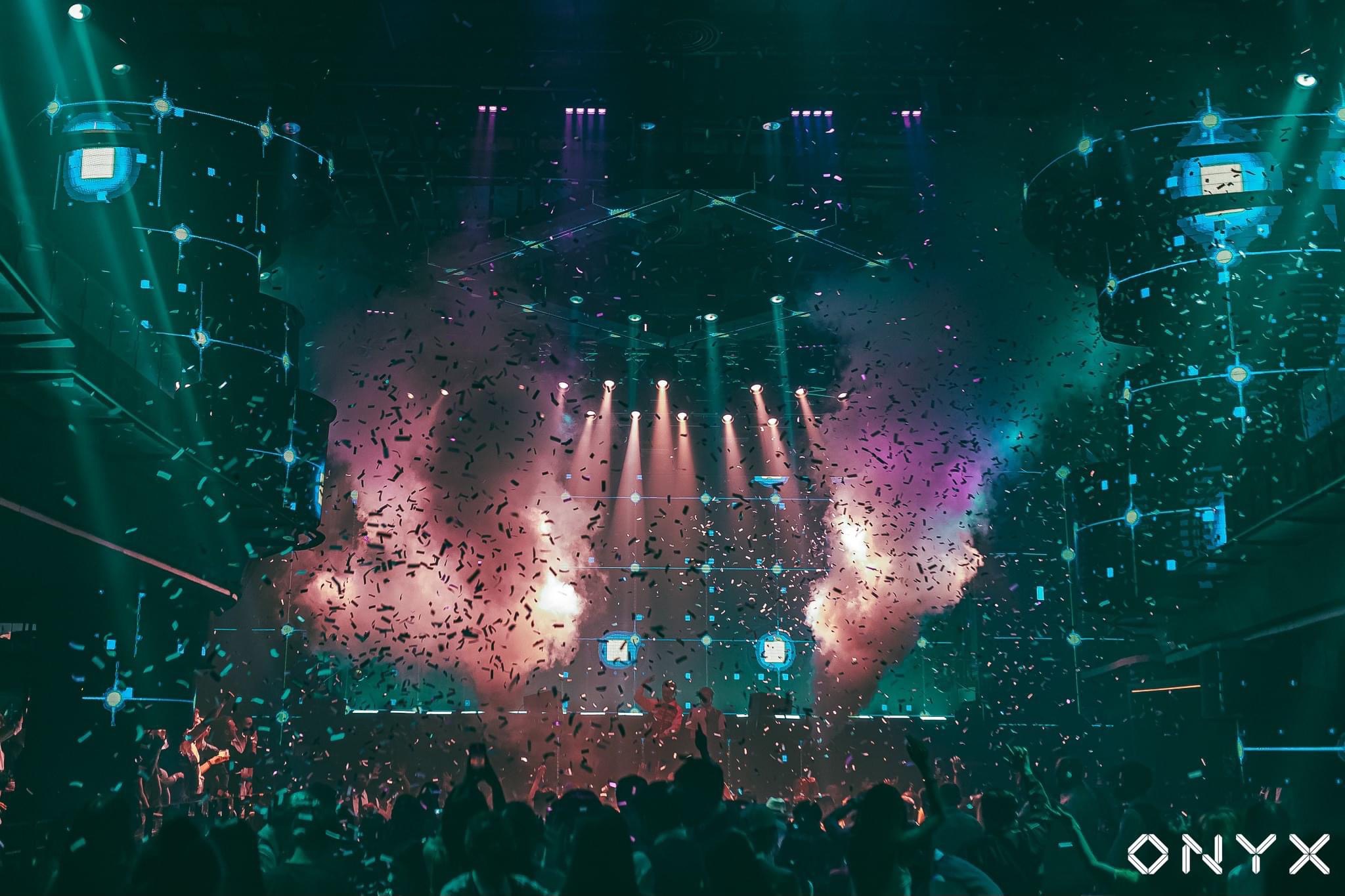 ONYX Bangkok 컨페티와 조명이 터지는 이벤트 장면 — 방문 전 당일 라인업과 테이블 조건을 확인하세요.