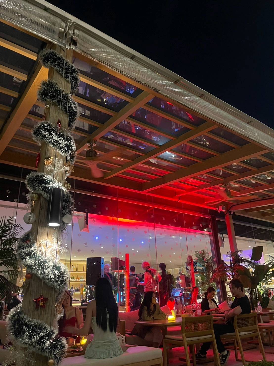 The Office Thonglor 야외 좌석과 라이브 분위기 — 식사와 음악을 한 자리에서 이어가기 좋은 실제 공간.
